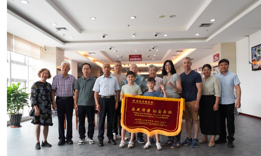 九旬美籍华人万里跨洋寻根  双语锦旗见证中美民间情谊